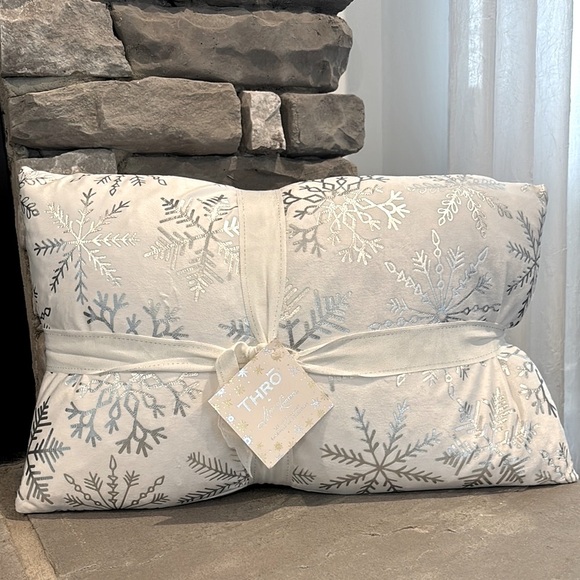 Throw By Marlo Lorenzo,2 duck feather filled,zipper,velvet,metallic snowflake - Picture 1 of 10